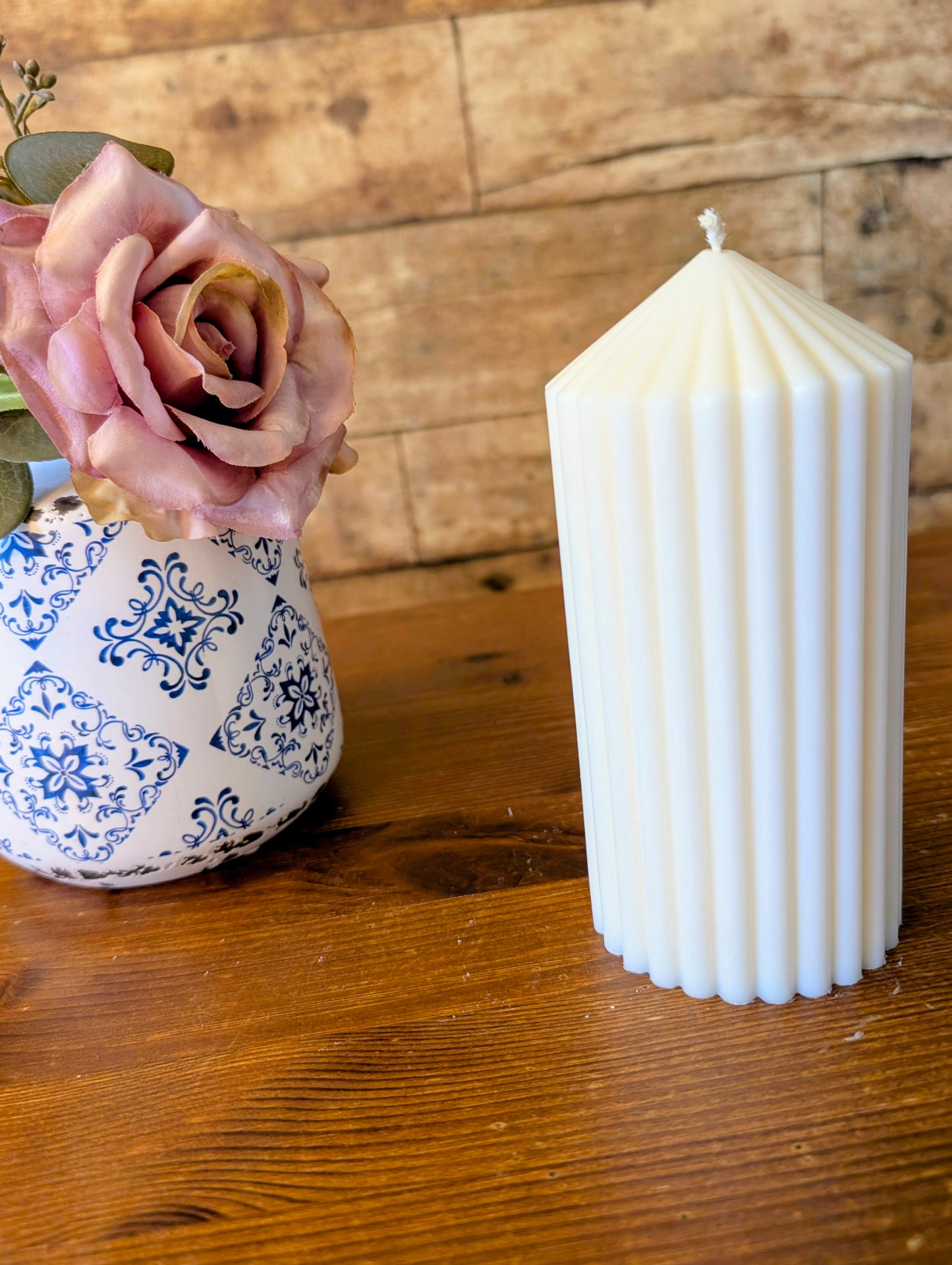 Elegante gerippte Stumpenkerze