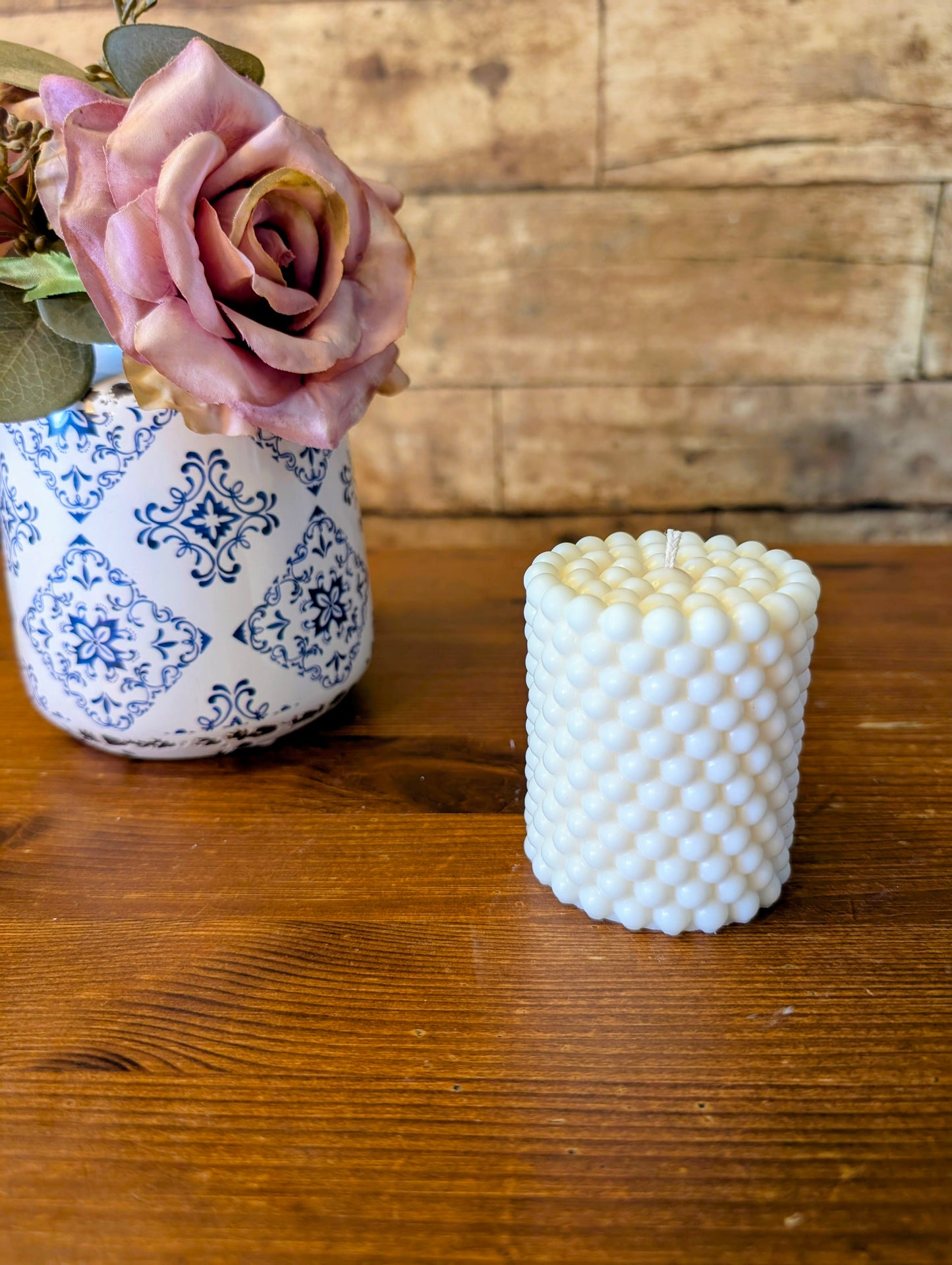 Perlen-Säulenkerze – Zeitlose Eleganz in Relief-Optik