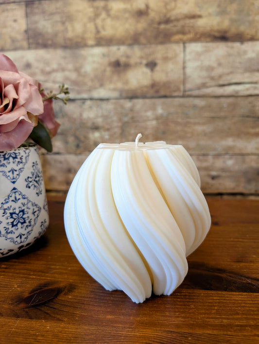 Design-Kerze „Spiral Twist“ – Skulpturale Eleganz für dein Zuhause