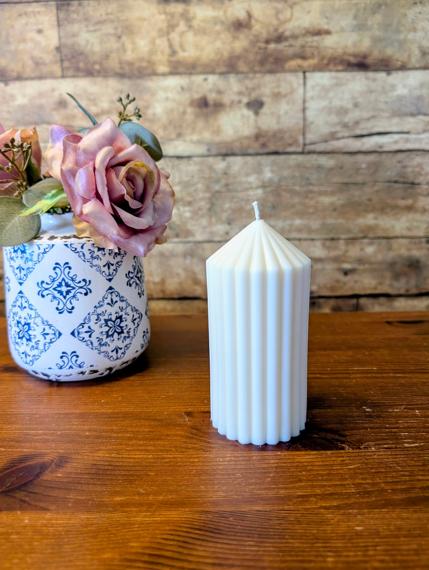 Elegante gerippte Stumpenkerze