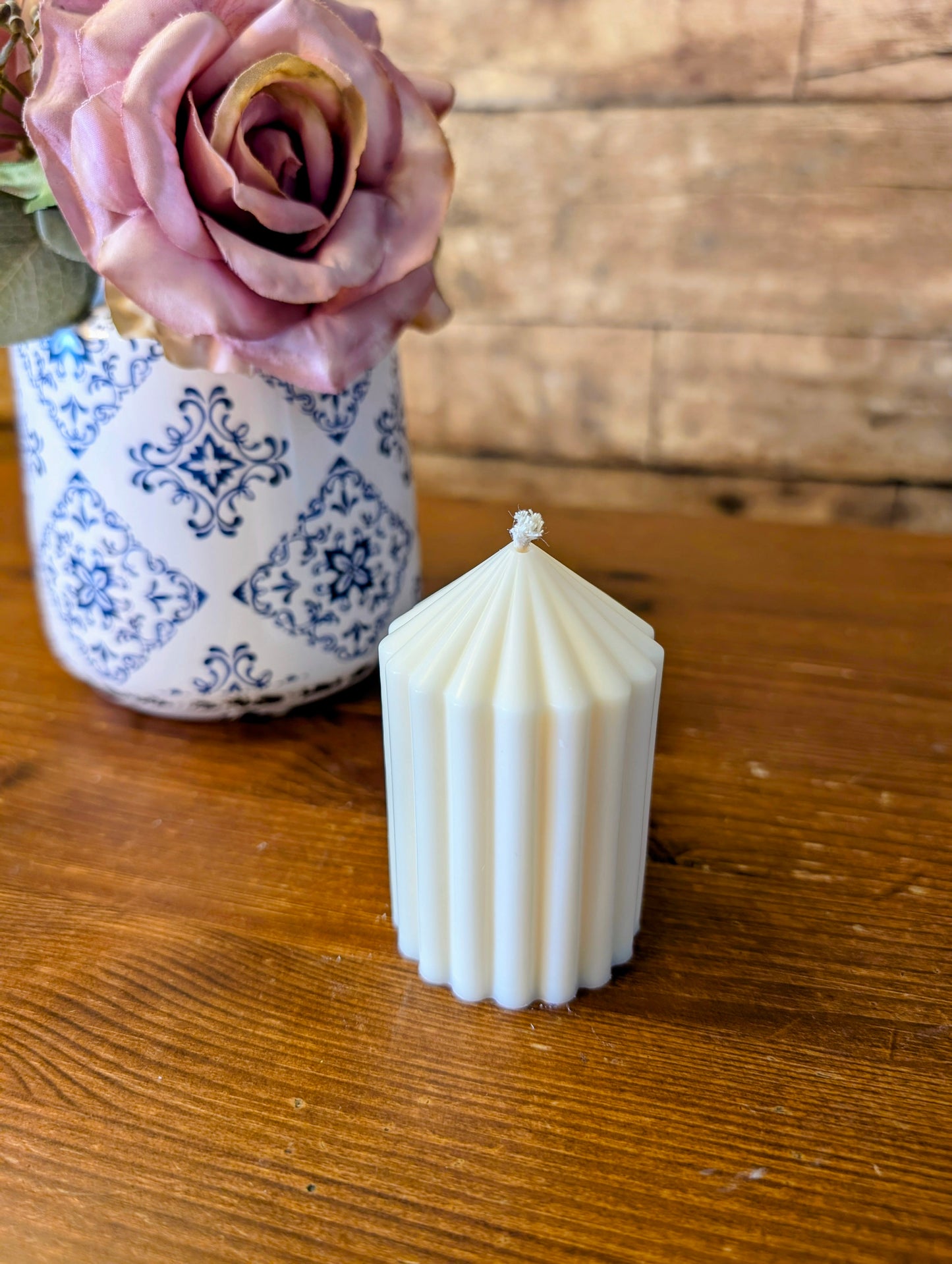 Elegante gerippte Stumpenkerze