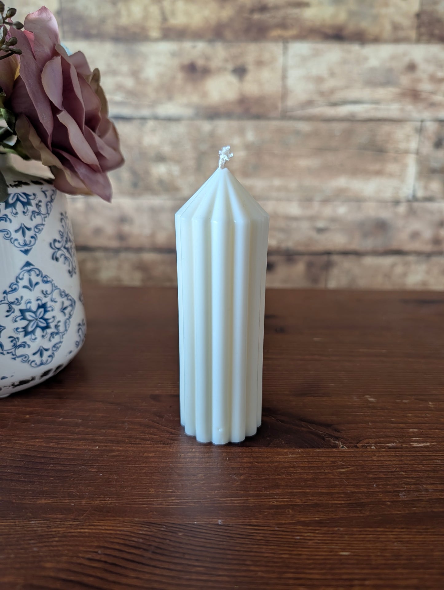 Elegante gerippte Stumpenkerze